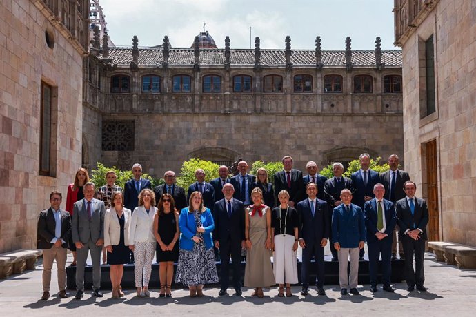 El conseller de Unión Europea y Acción Exterior de la Generalitat, Jaume Duch, junto a 20 embajadores de países de la Unión Europea en Barcelona