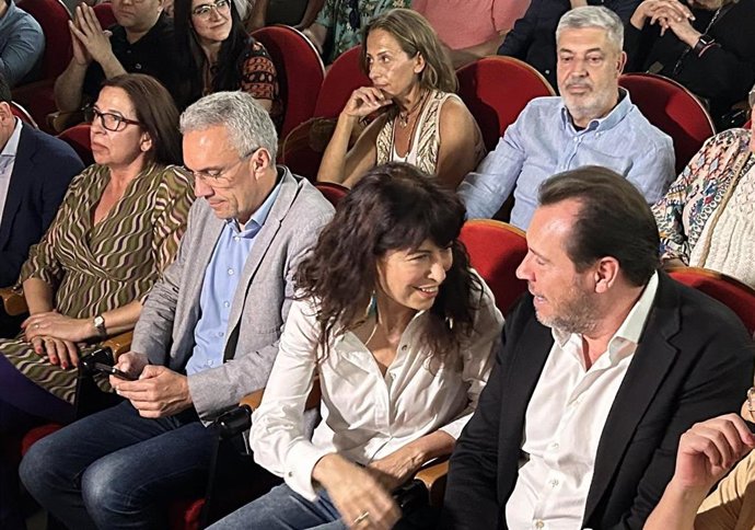 La ministra de Igualdad, Ana Redondo, conversa con el ministro de Transportes, Óscar Puente, en la Asamblea de la Agrupación Municipal del PSOE de Valladolid, en presencia del secretario de Estudios y Programas de la Ejecutiva Federal del PSOE.
