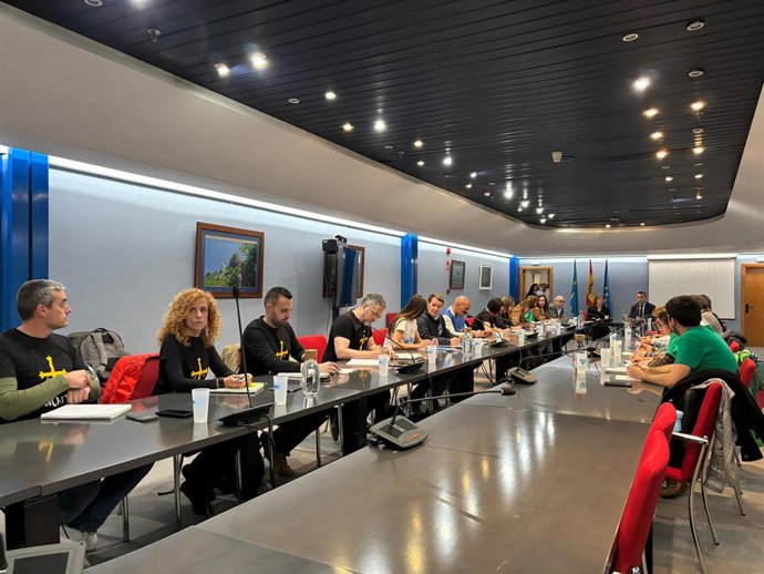 Negociación del Gobierno del Principado con representantes de los sindicatos educativos por las movilizaciones de docentes.