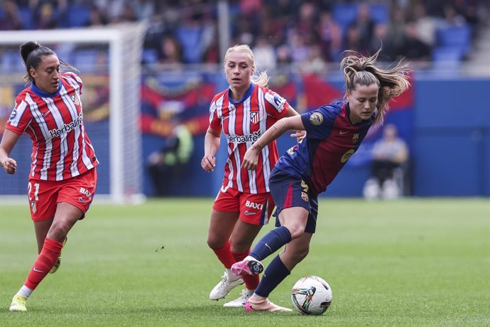 Archivo - Claudia Pina of FC Barcelona in action during the Spanish Women league, Liga F, football match played between FC Barcelona and Atletico de Madrid at Johan Cruyff Stadium on April 13, 2025 in Sant Joan Despi, Spain.