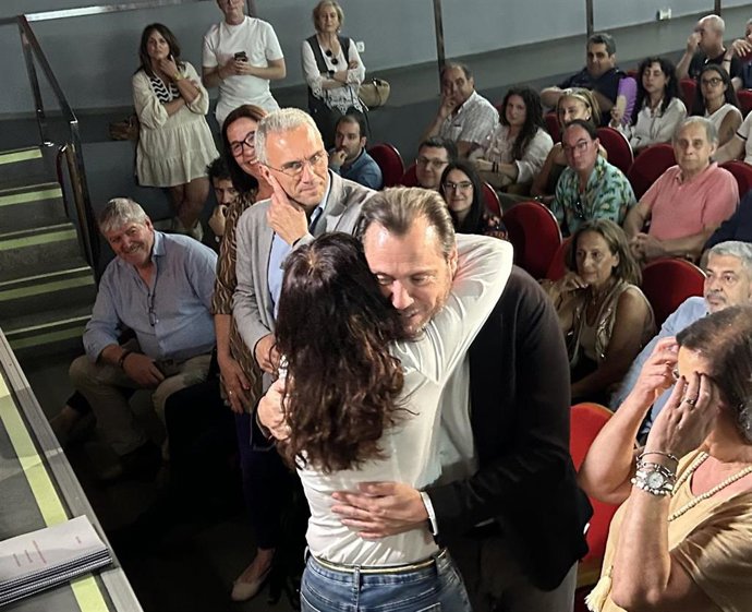 La ministra de Igualdad, Ana Redondo (de espaldas), se abraza con el ministro de Transportes, Óscar Puente, al inicio de la Asamblea de la Agrupación Municipal del PSOE de Valladolid en la que sería reelegida como secretaria general.
