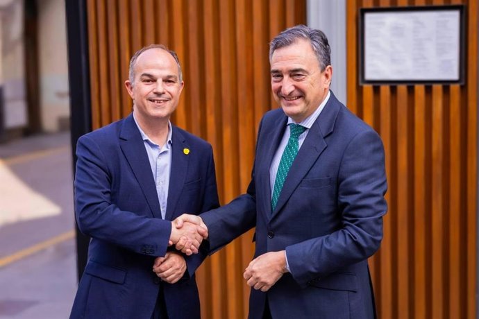 El secretario general de Junts, Jordi Turull, y el presidente del EEB del PNV, Aitor Esteban, se han reunido este viernes en Barcelona.