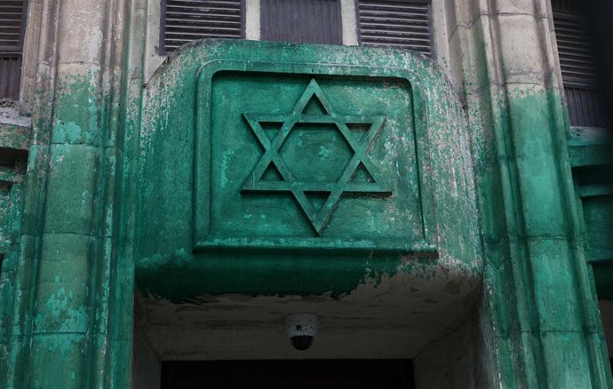 La sinagoga Agoudas Hakehilos (París) cubierta de pintura verde