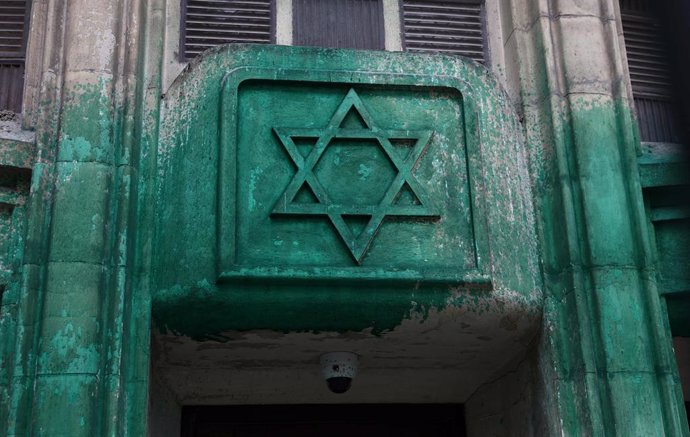 La sinagoga Agoudas Hakehilos (París) cubierta de pintura verde