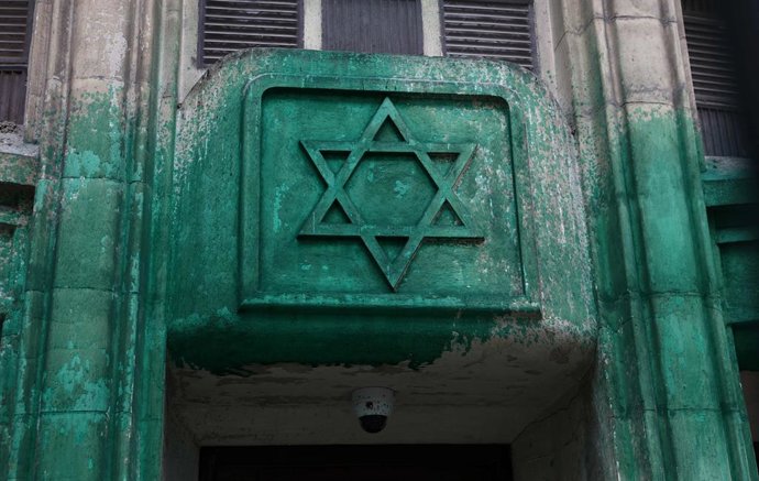 A Sinagoga Agoudas Hakehilos (Paris) coberta com tinta verde