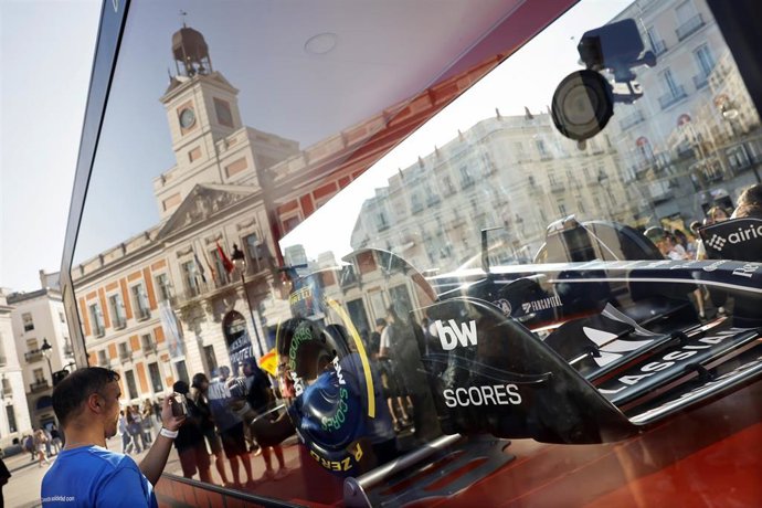 El monoplaza de Fórmula 1 de Carlos Sainz hace parada en la Puerta del Sol antes de su exhibición en Ifema Madrid