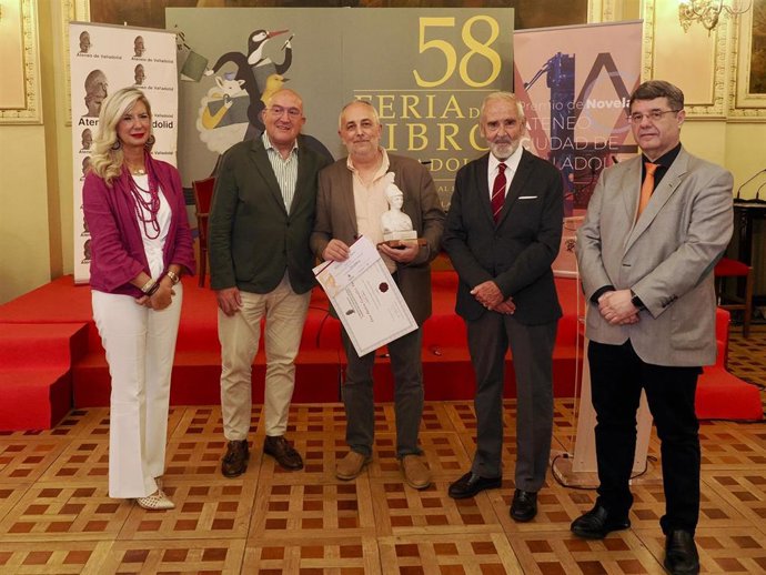 El escritor asturiano Rubén González Tuero, Premio de Novela Ateneo-Ciudad de Valladolid por 'Gijón 2085'
