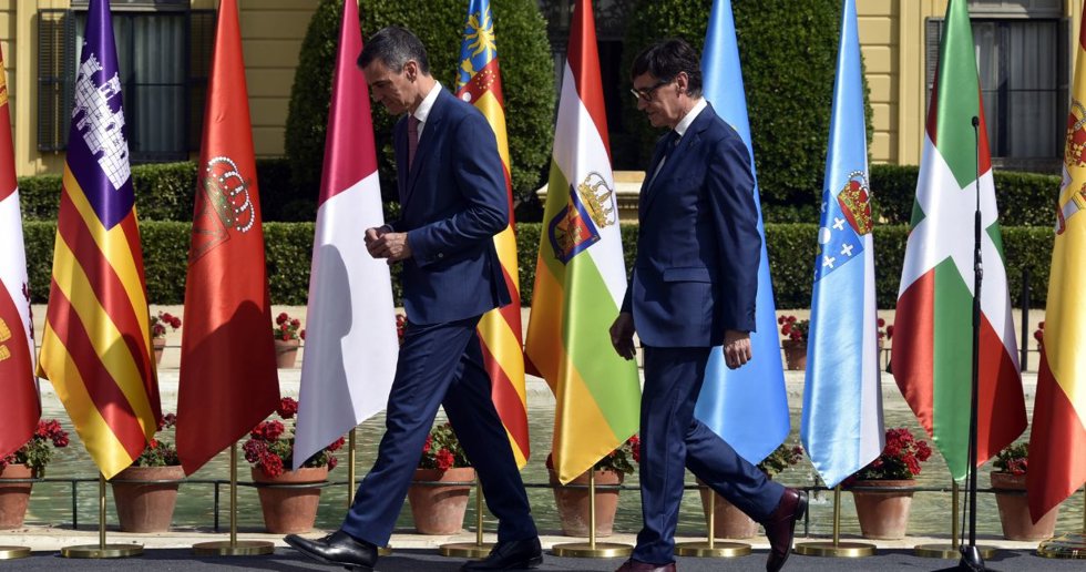 El presidente del Gobierno, Pedro Sánchez (i), y el presidente de la Generalitat de Catalunya, Salvador Illa (d), tras ofrecer una declaración institucional durante la XXVIII Conferencia de Presidentes, en Barcelona, Catalunya (España).