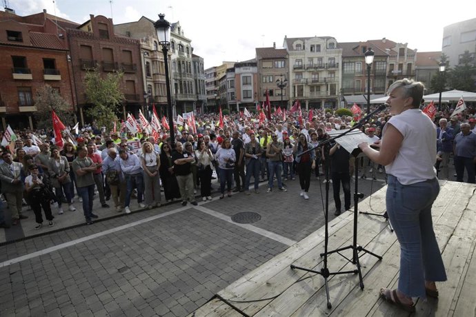 Concentración en defensa de la planta de la Azucarera en la Plaza Mayor de La Bañeza (León).