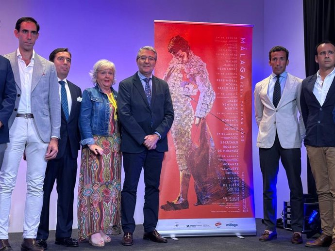 El presidente de la Diputación, Francisco Salado, y el director general de Lances de Futuro, José María Garzón, han dado a conocer los carteles de esta celebración, que comenzará el 14 de agosto y se cerrará el 21.