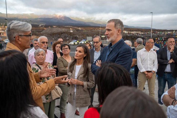 Los Reyes de España conversan en la plaza de La Laguna con afectados por la erupción del Tajogaite, en La Palma