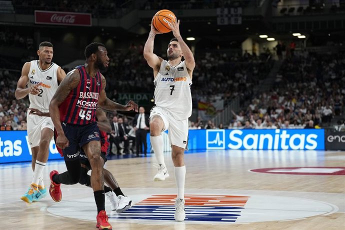 Facundo Campazzo, do Real Madrid, em ação durante a partida de basquete dos playoffs das quartas de final do Campeonato Espanhol, Liga ACB Endesa, disputada entre Real Madrid e Saski Baskonia na Movistar Arena em 3 de junho de 2025 em Madri, Espanha.