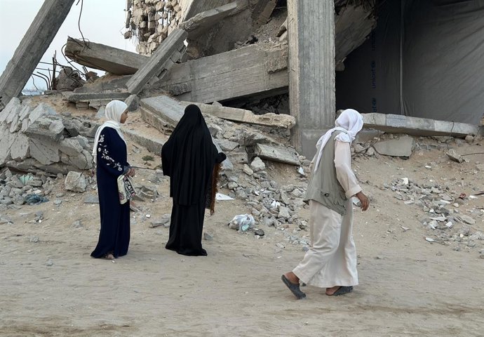 6 de junho de 2025, Khan Yunis, Faixa de Gaza, Território Palestino: Palestinos deslocados internamente assistem às orações do Eid al-Adha nas ruínas de uma mesquita destruída, em Khan Yunis, no sul da Faixa de Gaza, em 6 de junho de 2025. O Eid al-Adha é