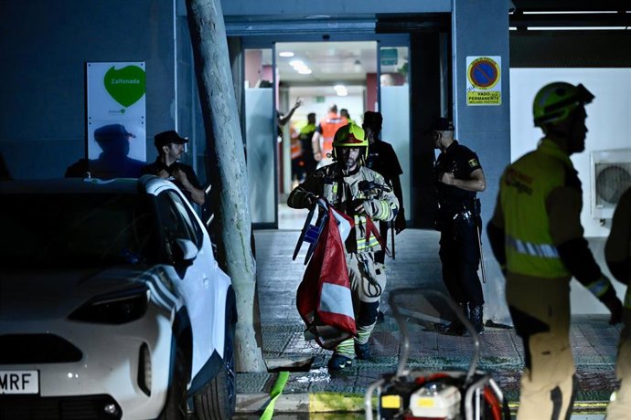 Varios servicios de emergencias trabajan en el exterior de la residencia, en la calle Salvador Allende de Zaragoza, a 6 de junio de 2025, en Zalfonada, Zaragoza, Aragón (España). Un hombre ha fallecido en la residencia de mayores DomusVi Zalfonada.