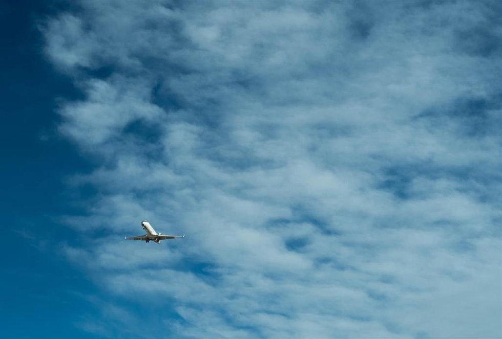 Archivo - Avión aterrizando (archivo).
