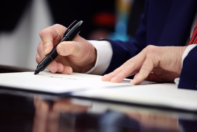 May 23, 2025, Washington, District Of Columbia, USA: United States President Donald J Trump signs an executive order regarding nuclear energy in the Oval Office of the White House in Washington, DC, US, on May 23, 2025. Trump signed a total of five execut