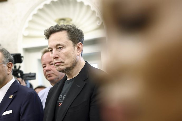 21 de maio de 2025, Washington, Distrito de Colúmbia, EUA: Elon Musk, CEO da Tesla, SpaceX e X (anteriormente conhecida como Twitter) e Administrador do Departamento de Eficiência Governamental (DOGE), ao centro, ouve a reunião do presidente dos EUA, Dona