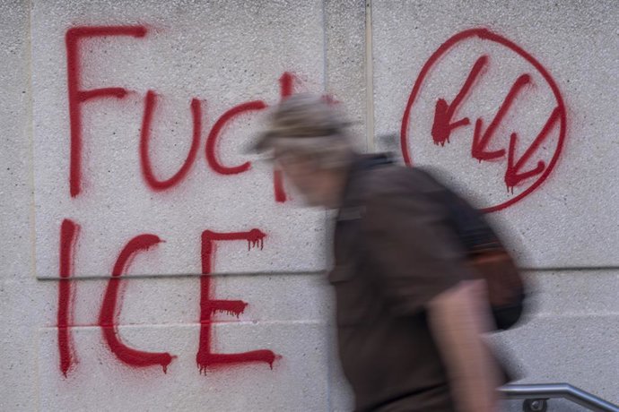 6 de junho de 2025, Los Angeles, Califórnia, EUA: Grafites cobrem o Centro Federal de Detenção enquanto organizadores comunitários protestam do lado de fora do Edifício Federal após uma operação federal de fiscalização da imigração na sexta-feira, 6 de ju