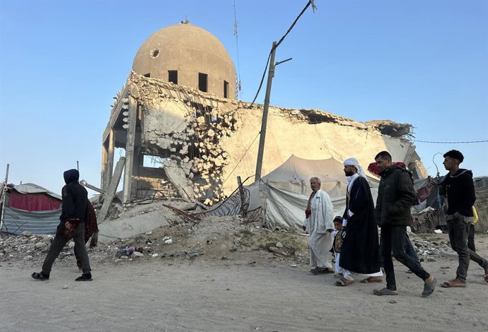 6 de junho de 2025, Khan Yunis, Faixa de Gaza, Território Palestino: Palestinos deslocados internamente assistem às orações do Eid al-Adha nas ruínas de uma mesquita destruída, em Khan Yunis, no sul da Faixa de Gaza. O Eid al-Adha é o mais sagrado dos doi