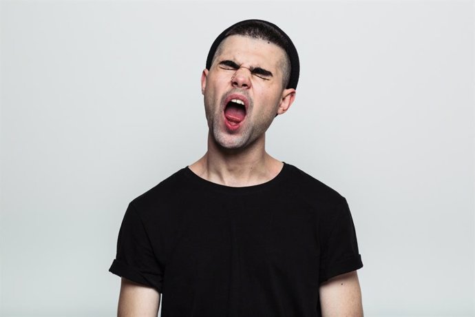 Archivo - Hombre con síndrome de Tourette