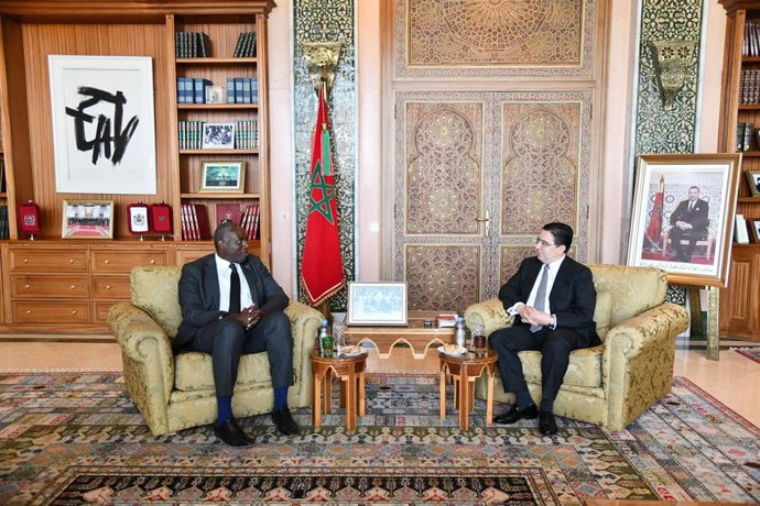El ministro de Exteriores de Marruecos, Naser Burita, recibe en Rabat a su homólogo de Reino Unido, David Lammy