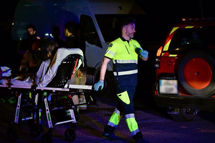 Varios servicios de emergencias trabajan en el exterior de la residencia, en la calle Salvador Allende de Zaragoza, a 6 de junio de 2025, en Zalfonada, Zaragoza, Aragón (España). Una mujer ha fallecido en la residencia de mayores DomusVi Zalfonada como co