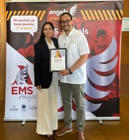 Antonio Pérez, jefe de sección de Emergencias y Transporte Sanitario de la Subdirección de  Urgencias de Navarra, con Esther Redondo, de Angels Consultora en España.
