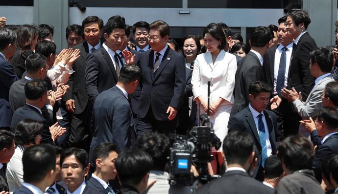 Lee Jae Myung, presidente de Corea del Sur, en el centro de la imagen. 