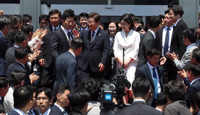 SEOUL, June 4, 2025  -- Lee Jae-myung (C) and his wife Kim Hye-kyung gesture towards supporters at the National Assembly in Seoul, South Korea, June 4, 2025. Lee Jae-myung was sworn in as South Korea's new president on Wednesday after formally beginning h