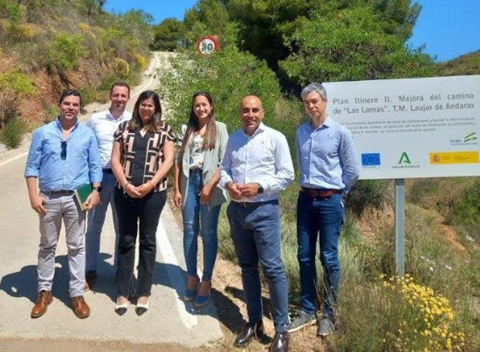 El delegado territorial de Agricultura, Pesca, Agua y Desarrollo Rural, Antonio Mena, visita las actuaciones realizadas en el camino Las Lomas.