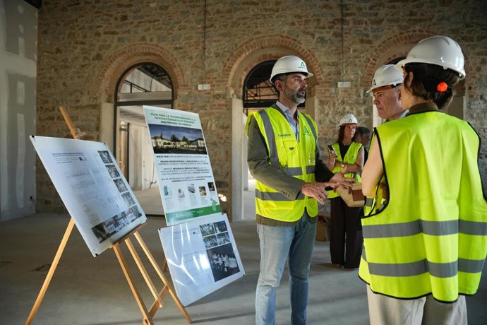 Visita del consejero del ramo, Ramón Fernández-Pacheco, a las obras de rehabilitación del antiguo matadero industrial de la localidad.