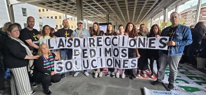 Directores en la concentración frente al EASMU durante la negociación entre Principado y sindicatos.