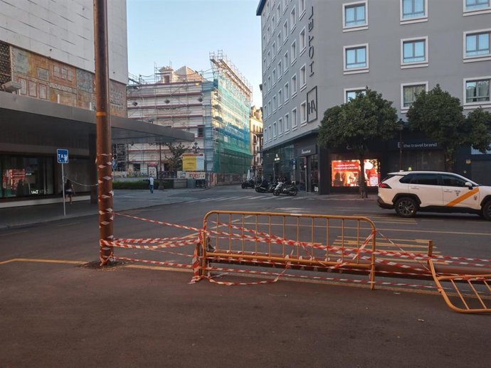 Uno de los postes que sujetaban los toldos de la plaza del Duque antes de su retirada completa.
