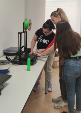 Estudiantes del IES La Flota (Murcia), durante las clases de formación con impresoras 3D.