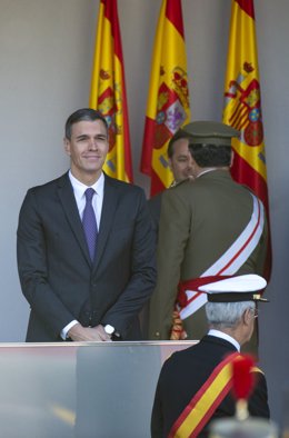 Archivo - El presidente del Gobierno en funciones, Pedro Sánchez, durante el desfile del 12 de octubre 'Día de la Fiesta Nacional', en la plaza de Cánovas del Castillo, a 12 de octubre de 2023, en Madrid (España). Los actos comienzan con el izado de la ba