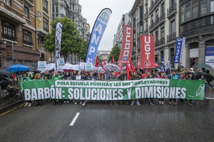 Decenas de personas durante una manifestación organizada por los sindicatos de enseñanza, a 1 de junio de 2025, en Oviedo, Asturias (España). La protesta, organizada por los sindicatos de enseñanza ANPE, CCOO, Suatea, UGT y CSIF, es la respuesta unitaria 