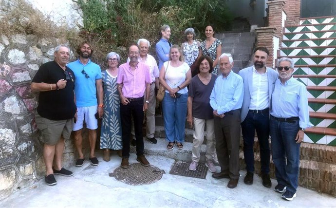 El concejal socialista Mariano Ruiz junto con vecinos de las calles Vicente Espinel y Jarama