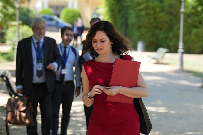 La presidenta de la Comunidad de Madrid, Isabel Díaz Ayuso, se dirige a una rueda de prensa posterior a la XXVIII Conferencia de Presidentes, en Palau de Pedralbes de Barcelona, a 6 de junio de 2025, en Barcelona, Catalunya (España). Durante la conferenci