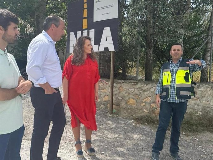 La delegada territorial de Justicia, Administración Local y Función Pública, Rebeca Gómez, en su visita a las obras de protección y reparación de la red de aducción y saneamiento del Paraje Al-Moroc.
