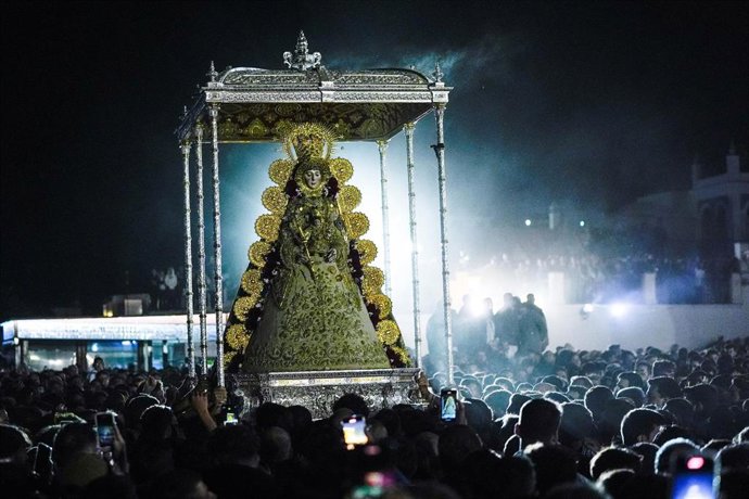 Archivo - Detalle de la salida de la Virgen del Rocío por las calles de la aldea.     