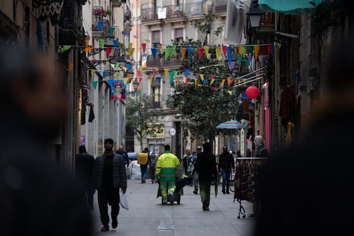 Archivo - Una persona del servicio municipal de limpieza recoge basura, en el barrio del Raval, a 12 de diciembre de 2024, en Barcelona, Catalunya (España).