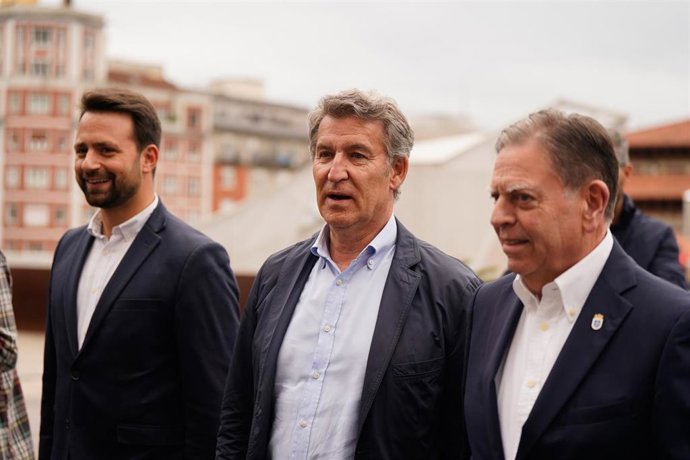 (I-D) El presidente del PP de Asturias, Álvaro Queipo; el presidente del PP, Alberto Núñez Feijóo y el alcalde de Oviedo, Alfredo Canteli, a su llegada a un encuentro con afiliados del PP, en el AC Hotel Oviedo Forum, a 6 de junio de 2025, en Oviedo, Astu