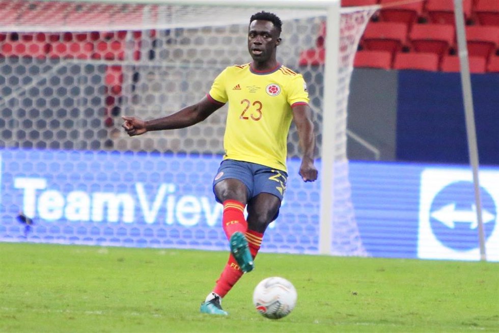 Archivo - Davinson Sánchez en un partido con Colombia