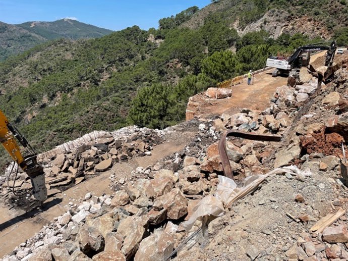 Las obras de reparación de la carretera Ronda-San Pedro afrontan la reconstrucción del tablero