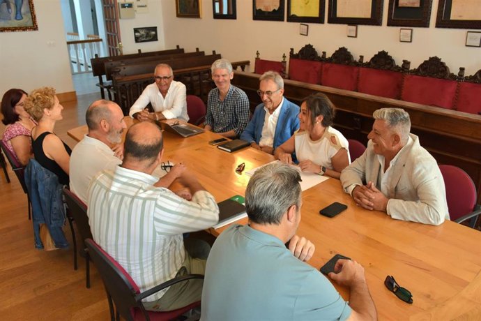 Reunión de la consejera de Sostenibilidad y Medio Ambiente, Catalina García, en Tarifa (Cádiz).