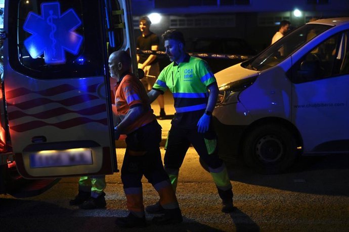 Varios servicios de emergencias trabajan en el exterior de la residencia, en la calle Salvador Allende de Zaragoza, a 6 de junio de 2025, en Zalfonada, Zaragoza, Aragón (España). 