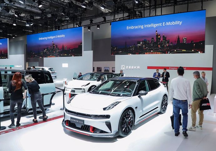 Archivo - FRANKFURT, Sept. 12, 2024  -- People visit the booth of Geely at the Automechanika in Frankfurt, Germany, Sept. 11, 2024. A leading trade fair for the aftermarket sector of the auto industry, Automechanika, kicked off on Tuesday, highlighting el