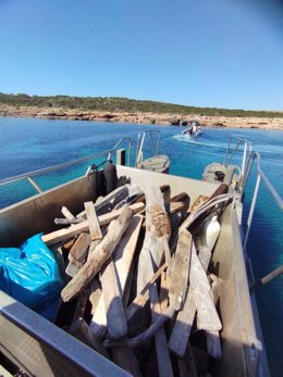 El servicio de limpieza recoge más de 7,8 toneladas de residuos en el litoral balear durante el mes de mayo