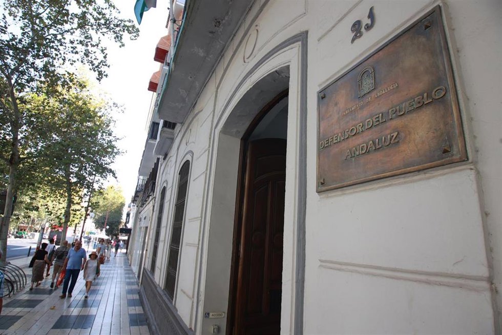 Archivo - Sede de la oficina del Defensor del Pueblo Andaluz en la calle Reyes Católicos, en el centro de Sevilla. A 12 de agosto de 2024, en Sevilla (Andalucía, España)