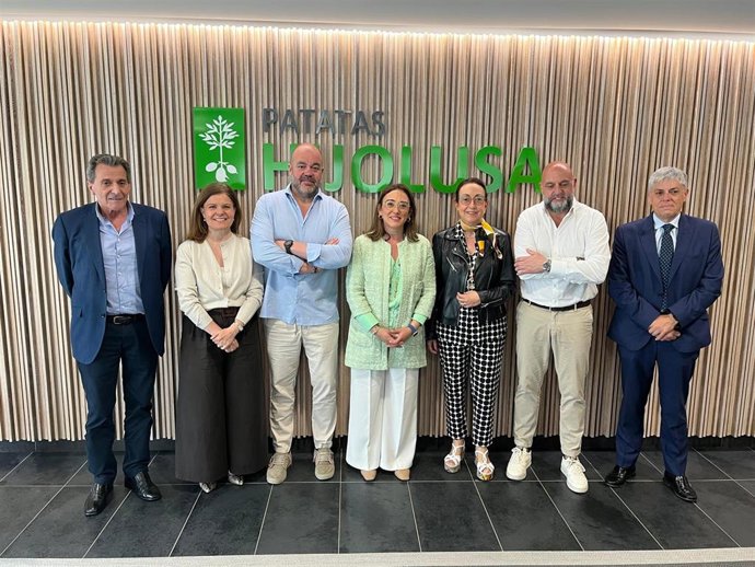 La consejera de Agricultura, Ganadería y Desarrollo Rural, María González Corral, visita las instalaciones de Patatas Hijolusa, en León